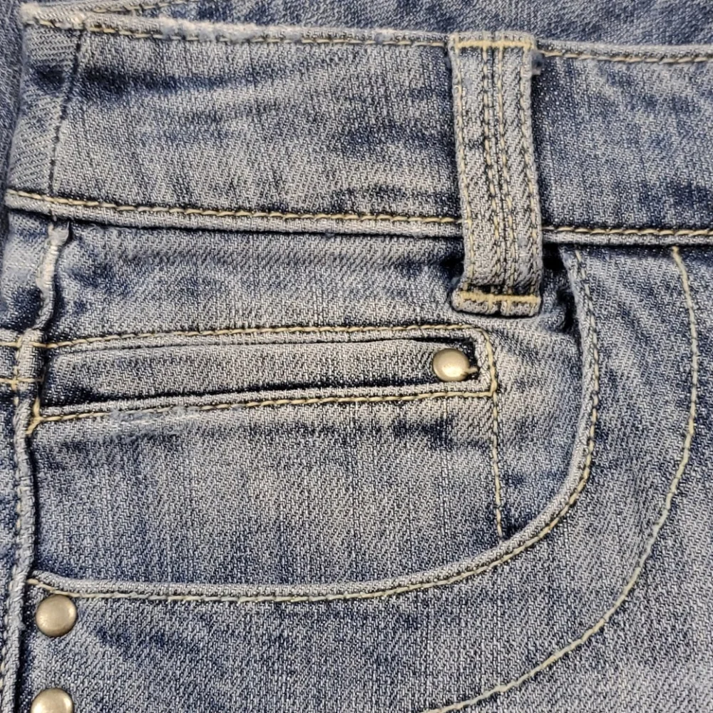 Chicos Platinum Denim Blue Jean Capris NWOT - Picture 10 of 15